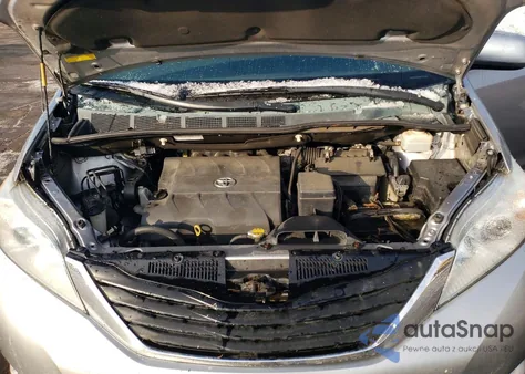 2013 Toyota Sienna Le z USA, uszkodzony, nr VIN 5TDKK3DC3DS343137